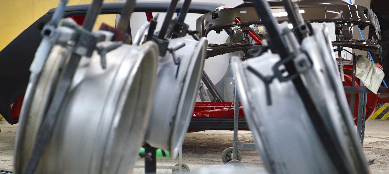 Sandstrahlen, Pulverbeschichten oder Lackieren - Felgenreparatur und Felgenveredelung